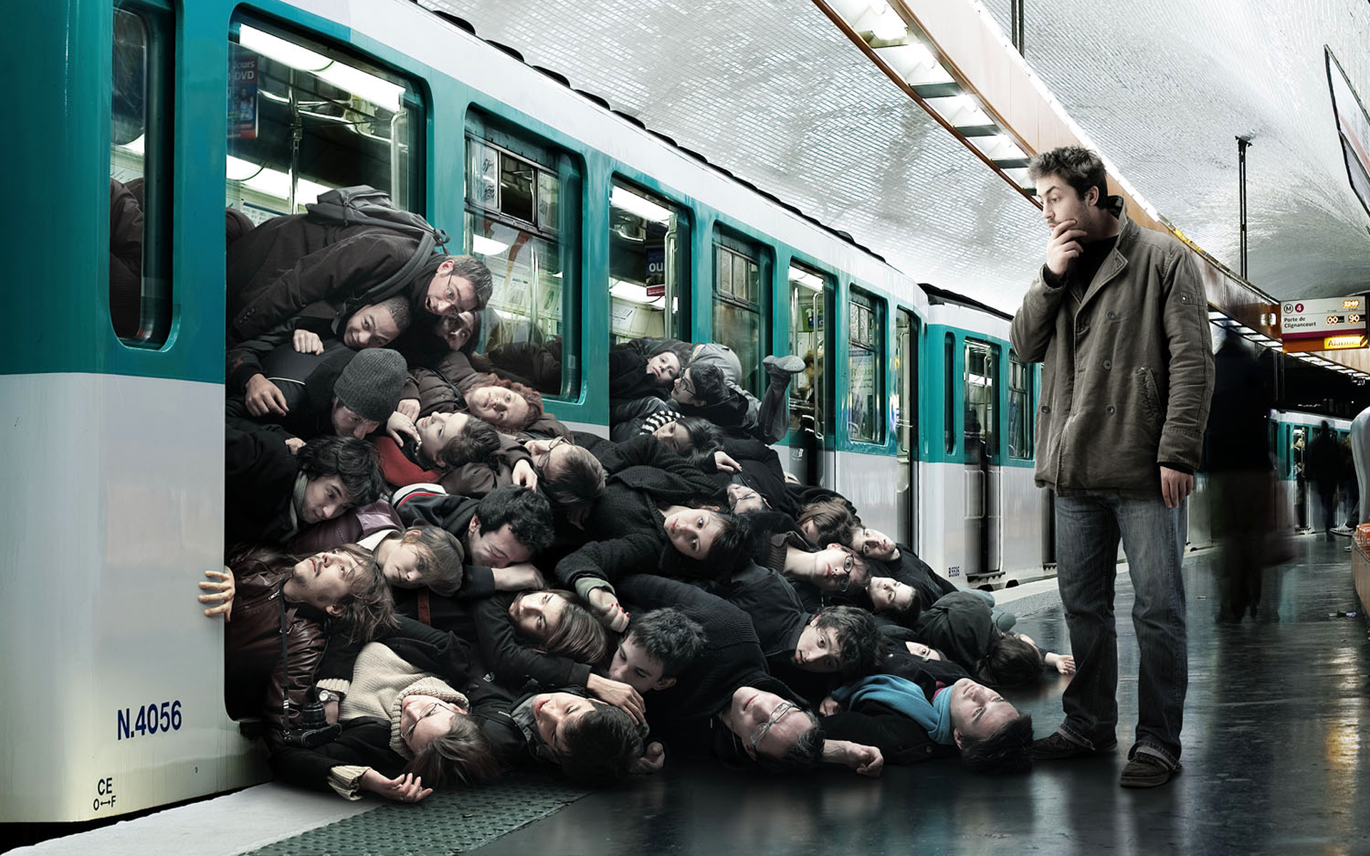 metro affollata